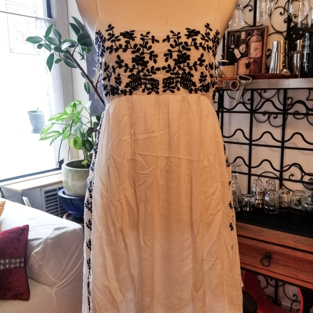 🥀SALE!(1 LEFT! M)cutest white dress w/blue floral - Picture 6 of 10